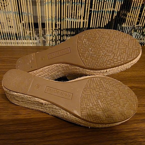 Gentle Souls by Kenneth Cole Signature Perforated Suede Espadrille Wedge W10 - Picture 6 of 8